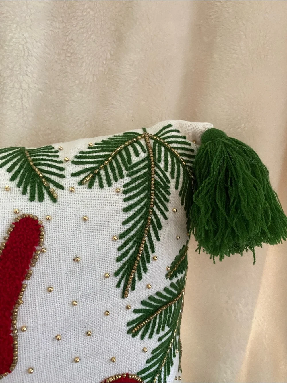 Holiday 'Merry Christmas' Decorative Pillow - White and Green with tassels